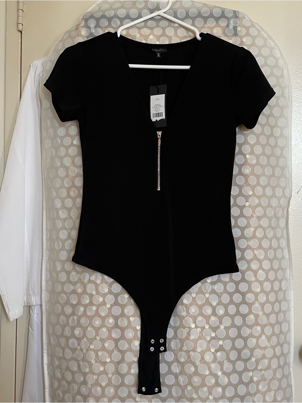 Dynamite Black Short Sleeve V‑Neck Zip Front Bodysuit
